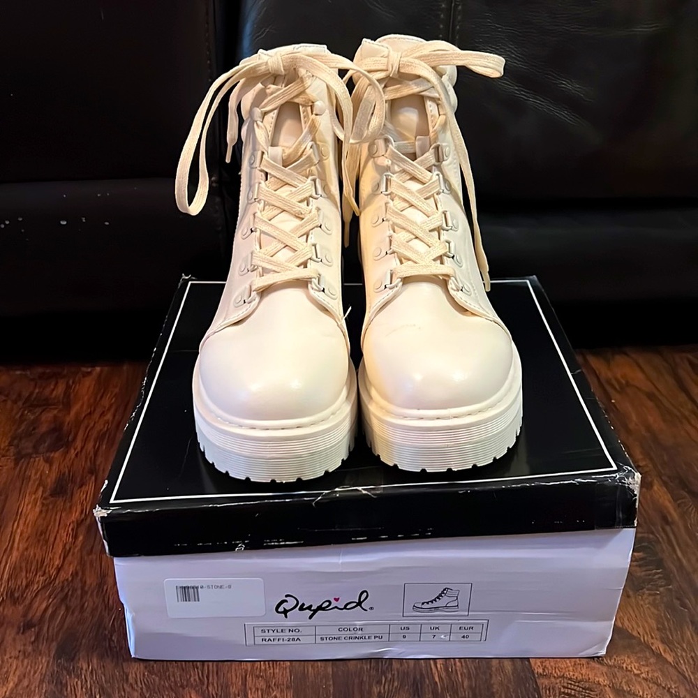 Quipid Stone Crinkle Lace-up Boots